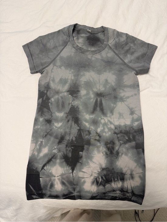 lululemon athletica Tops - LULULEMON Gray and green Tie-Dye Short Sleeve Women's Athletic Shirt